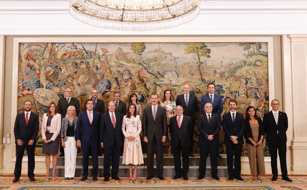Fotografía de grupo de Sus Majestades los Reyes junto a la comisión ejecutiva de la alianza 